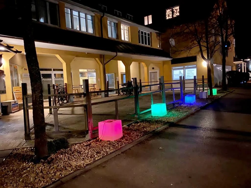 Pension Günding bei Nacht mit beleuchteten Sitzwürfeln