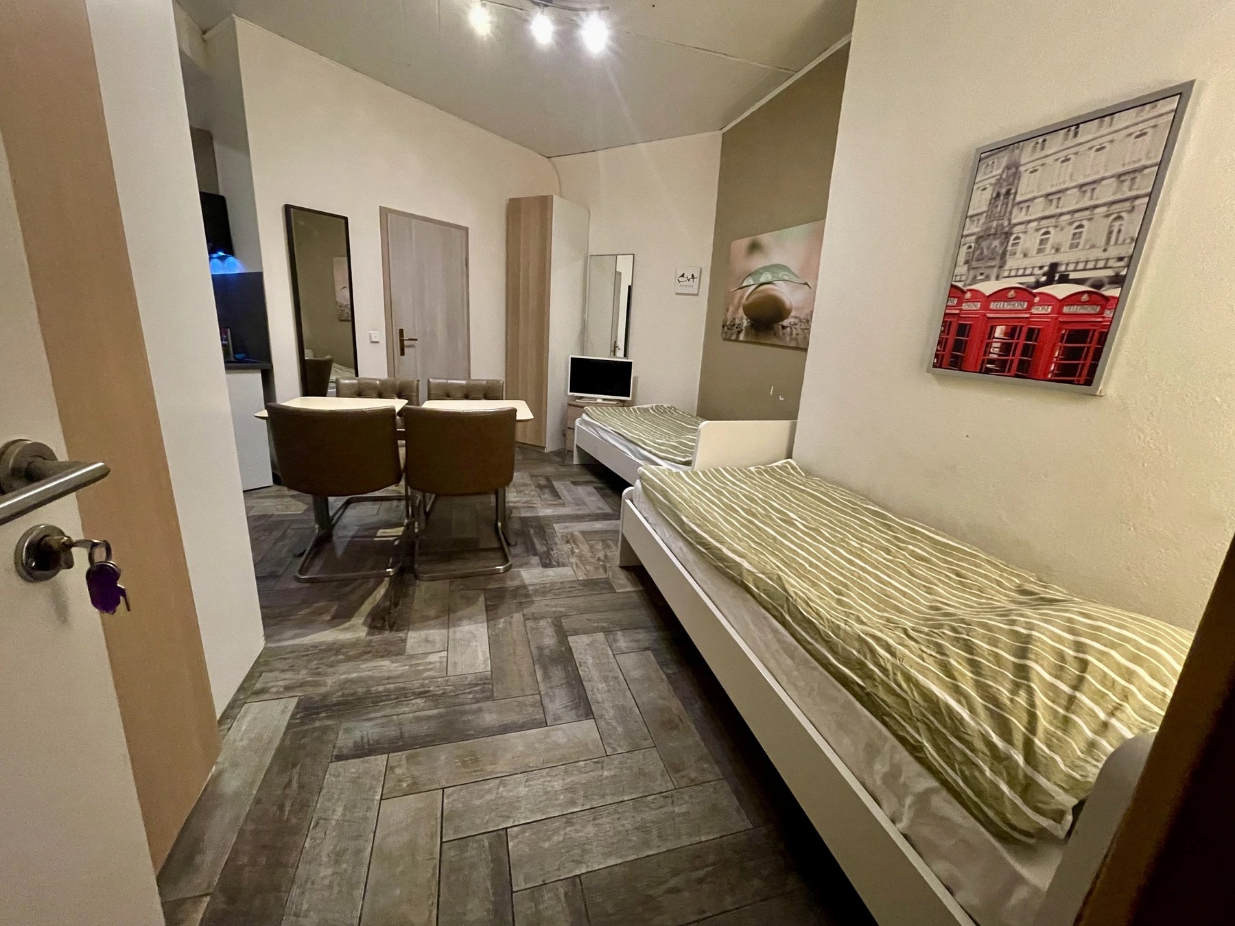 Zimmer mit zwei Betten, TV und Sitzgruppe
